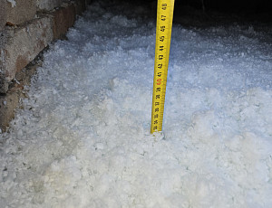 Zateplení stropu rodinného domu pomocí foukané izolace